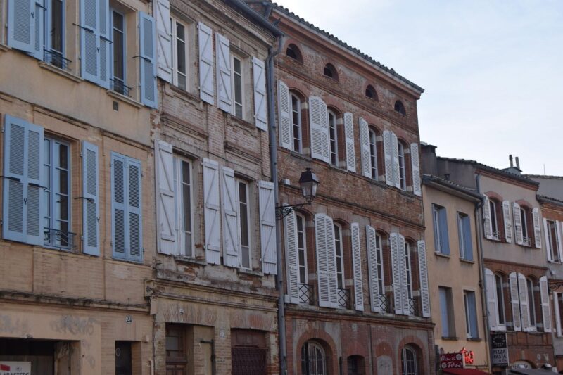 Fachadas Toulouse contraventanas madera color