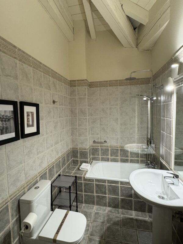 Baño habitación Maison Baron de la galleta